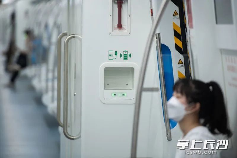 列車(chē)每節(jié)車(chē)廂都設(shè)有充電裝置兩個(gè)口和一個(gè)無(wú)線充電接口可以為手機(jī)等設(shè)備進(jìn)行充電圖片